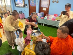 LINE_ALBUM_กิจกรรมทำบุญส่งท้ายปีเก่า ศพด_30 ธ_ค_ 68_260105_48.jpg - ศูนย์พัฒนาเด็กเล็กเทศบาลตำบลสันป่าตอง จัดโครงการเรียนรู้สู่โลกกว้าง อนุบาลวัยใส(กิจกรรมทำบุญส่งท้ายปีเก่าต้อนรับปีใหม่) | https://www.sanpatong.go.th